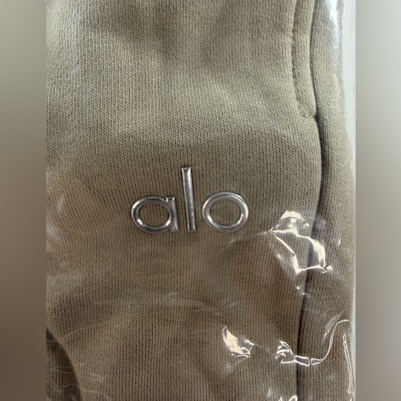 ALO Yoga Accolade Unisex Sweatpants. Color Bone Size - Picture 4 of 4